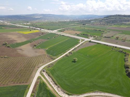 LAPSEKİ KANGIRLI KÖYÜ’NDE DENİZ MANZARALI KÖŞE TARLA