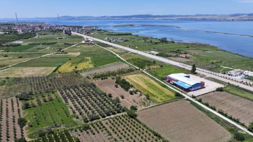 KADASTRAL YOLU OLAN ANA YOLA DENİZE MERKEZE YAKIN İMARA BİTİŞK 2696m² ARSA