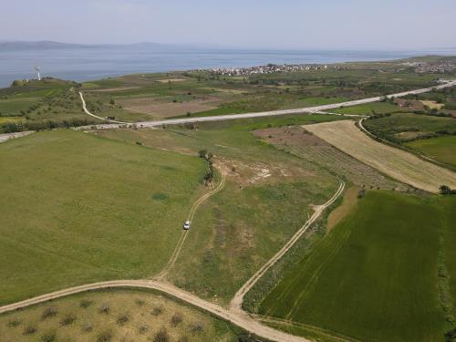 HARİKA DENİZ MANZARASI VE YOLA YAKINLIĞIYLA SATILIK ARSA