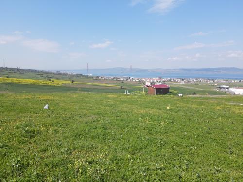 LAPSEKİNİN EN GÜZEL YERİNDE KÖŞE PARSELDE KONUT İMARLI ARSA	