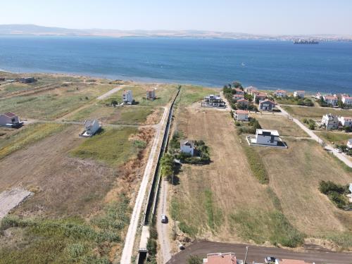 DENİZE YÜRÜME MESAFESİNDE İKİZ VİLLA YAPILABİLECEK SATILIK ARSA